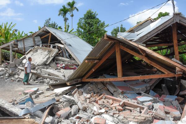 Разрушенные в результате сильного землетрясения дома в Ломбоке, Индонезия - Sputnik Южная Осетия