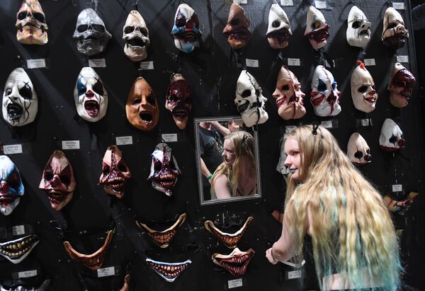 Страшные маски на стенде во время ежегодной конвенции Midsummer Scream Horror Convention в калифорнийском городе Лонг-Бич - Sputnik Южная Осетия