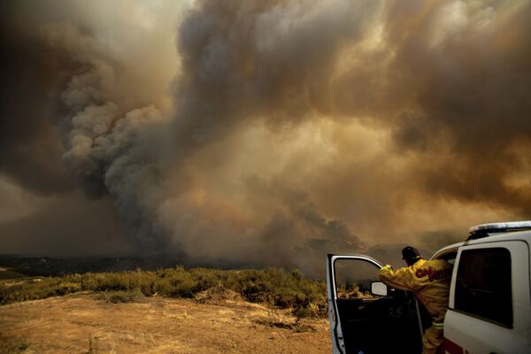Начальник калифорнийской пожарной части координирует тушение лесных пожаров с вертолетов в районе Лейкпорта, США - Sputnik Южная Осетия