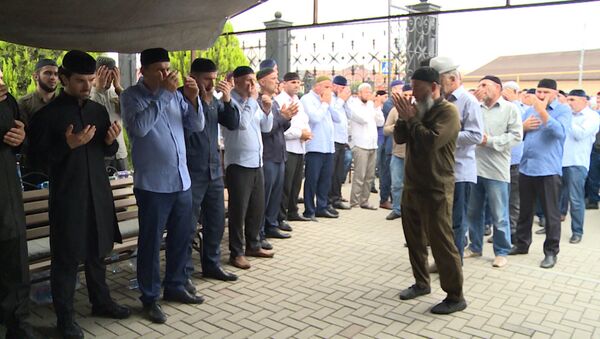 Тысячи человек в Чечне простились с убийцей полковника Буданова - Sputnik Южная Осетия
