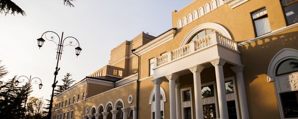 Государственный драматический театр, отреставрированный после пожара 2005 года. Государственный драматический театр, отреставрированный после пожара 2005 года. - Sputnik Хуссар Ирыстон