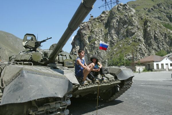 Дети на российском танке, освобождающем Цхинвал - Sputnik Южная Осетия