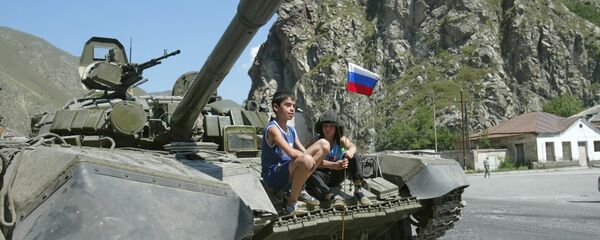 Дети на российском танке, освобождающем Цхинвал - Sputnik Южная Осетия