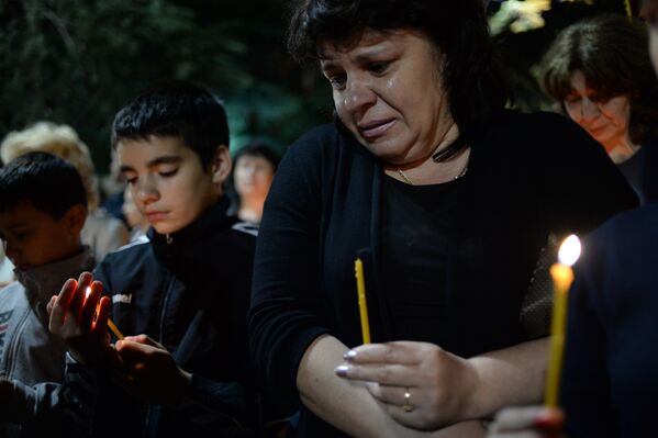 Жители на центральной площади в городе Цхинвал во время траурного мероприятия, посвященного пятой годовщине трагических событий в Южной Осетии. - Sputnik Южная Осетия