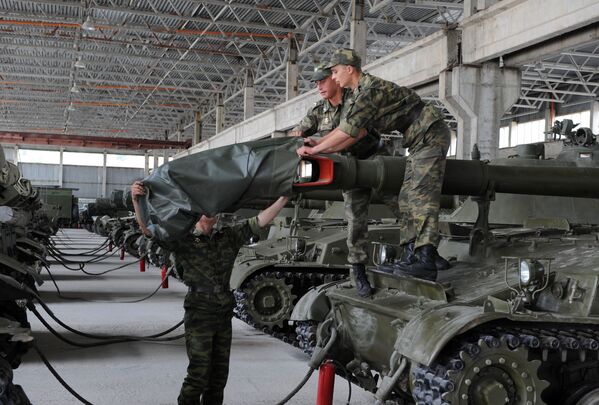 Ангар с военной техникой на территории российской военной базы в городе Цхинвал - Sputnik Южная Осетия