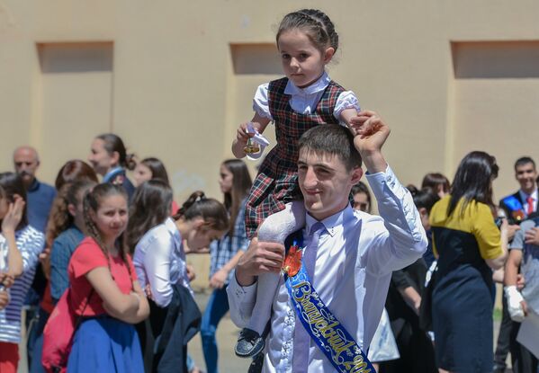Школьники на празднике Последний звонок в Цхинвале в 2016 году - Sputnik Южная Осетия