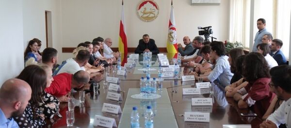 Бибилов провел встречу с участниками проекта Этнолагерь-2018. Аланский след Бибилов провел встречу с участниками проекта Этнолагерь-2018. Аланский след - Sputnik Южная Осетия