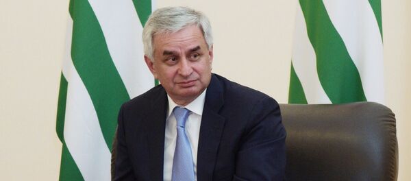 Встреча министра иностранных дел РФ С. Лаврова и президента Абхазии Р. Хаджимба Встреча министра иностранных дел РФ С. Лаврова и президента Абхазии Р. Хаджимба - Sputnik Южная Осетия