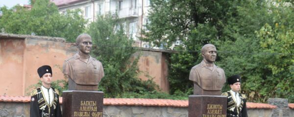 В Цхинвале открыли памятники Амирану Багаеву и Азамату Джиоеву В Цхинвале открыли памятники Амирану Багаеву и Азамату Джиоеву - Sputnik Южная Осетия