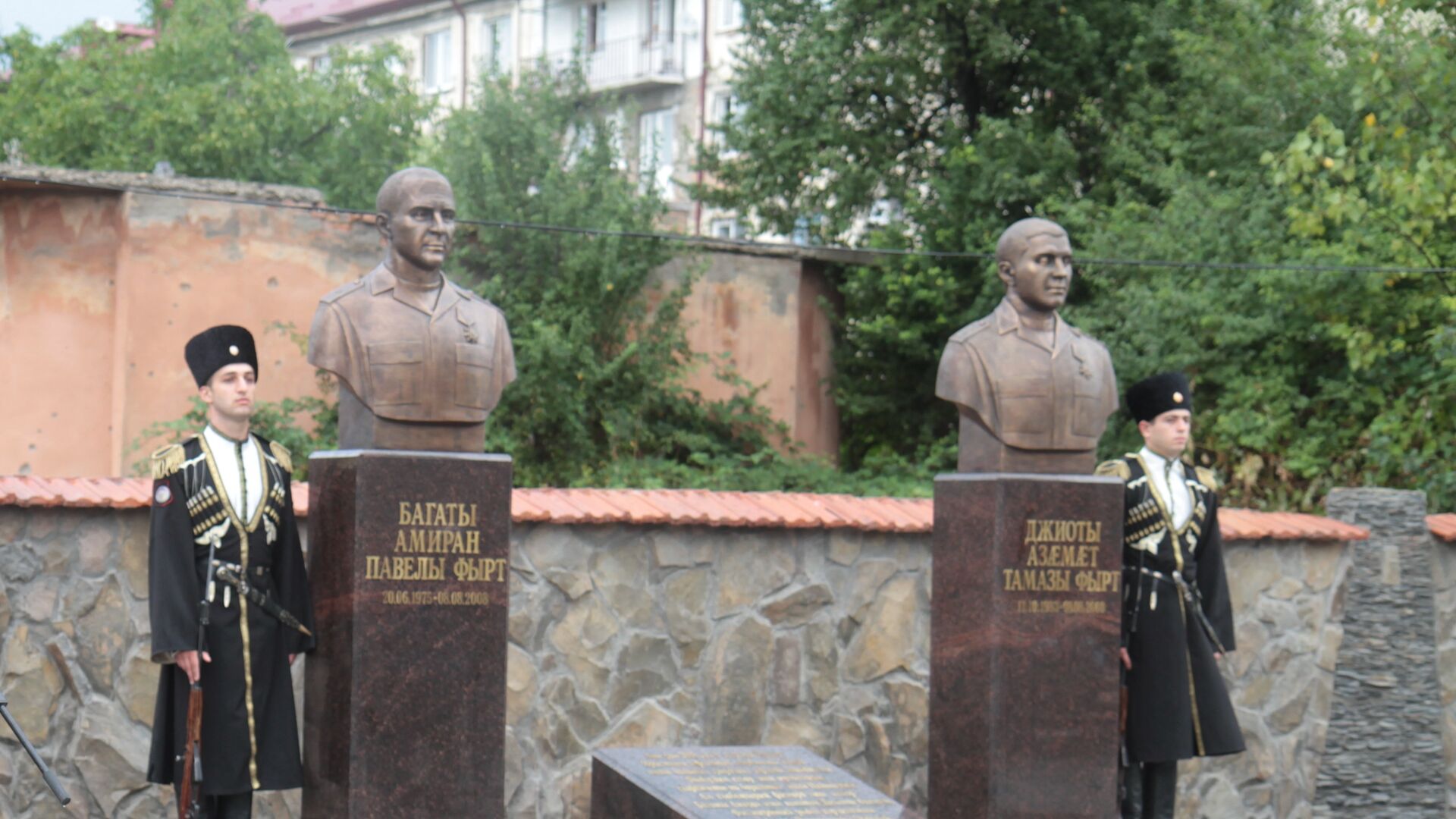 В Цхинвале открыли памятники Амирану Багаеву и Азамату Джиоеву - Sputnik Южная Осетия, 1920, 24.06.2022