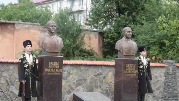 В Цхинвале открыли памятники Амирану Багаеву и Азамату Джиоеву - Sputnik Южная Осетия