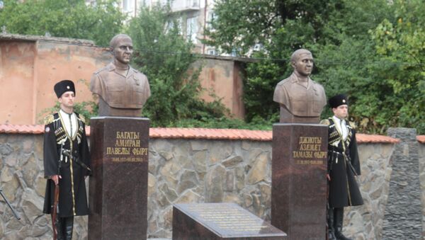 В Цхинвале открыли памятники Амирану Багаеву и Азамату Джиоеву - Sputnik Южная Осетия