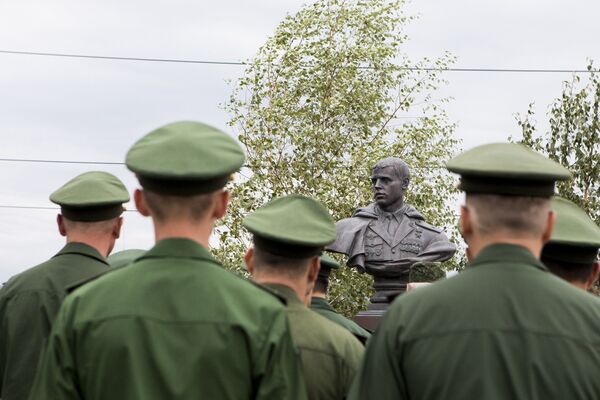 Посещение  и возложение цветов к местам гибели защитников Цхинвала - Sputnik Южная Осетия