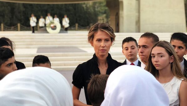 Первая леди Сирии Асма Асад (в центре) во время встречи с семьями погибших в САР офицеров России. - Sputnik Южная Осетия