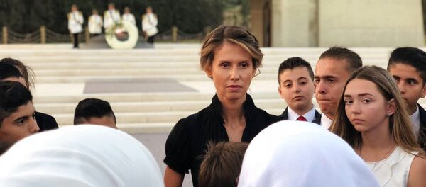 Первая леди Сирии Асма Асад (в центре) во время встречи с семьями погибших в САР офицеров России. Первая леди Сирии Асма Асад (в центре) во время встречи с семьями погибших в САР офицеров России. - Sputnik Южная Осетия