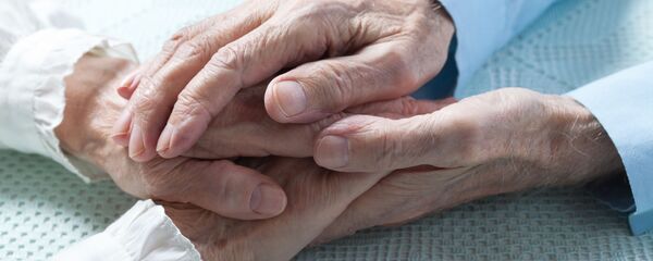 Руки пожилой пары - Sputnik Южная Осетия