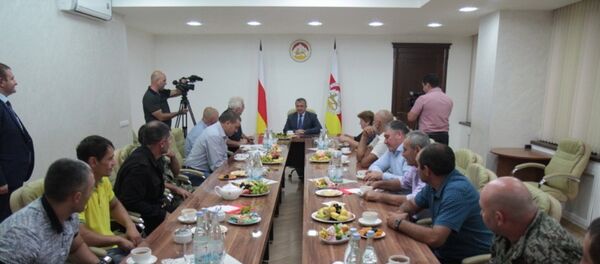 Встреча Анатолия Бибилова с кавалерами Ордена Уацамонга Встреча Анатолия Бибилова с кавалерами Ордена Уацамонга - Sputnik Хуссар Ирыстон