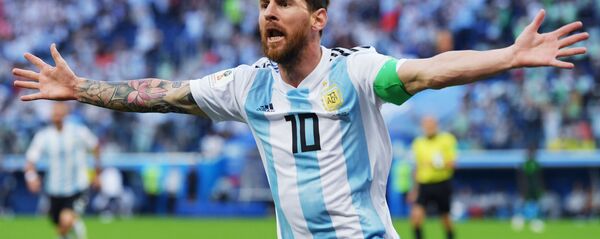 Аргентинский футболист Лионель Месси радуется забитому голу в матче группового этапа чемпионата мира по футболу между сборными Нигерии и Аргентины Аргентинский футболист Лионель Месси радуется забитому голу в матче группового этапа чемпионата мира по футболу между сборными Нигерии и Аргентины - Sputnik Южная Осетия