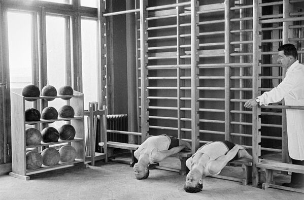 Занятия лечебной физкультурой в Государственном центральном институте курортологии. Москва, 1955 год - Sputnik Южная Осетия