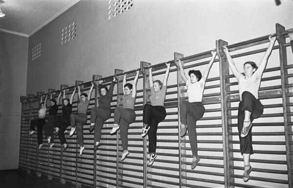 Занятия физкультурой в группе Здоровье, 1966 год - Sputnik Южная Осетия