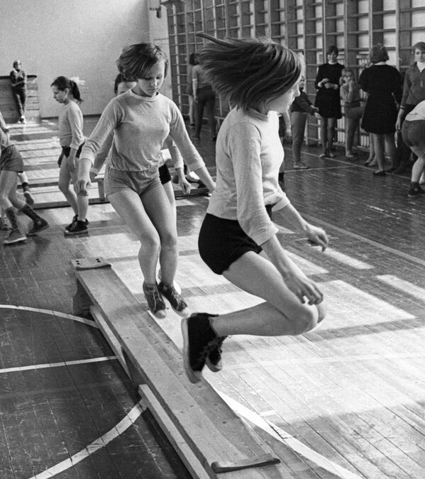 Ученицы каунасской средней школы прыгают через скамью на уроке физкультуры, 1973 год - Sputnik Южная Осетия