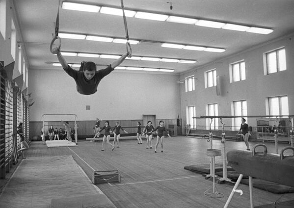 Занятие по физвоспитанию в спортзале Белорусского государственного университета, 1974 год - Sputnik Южная Осетия