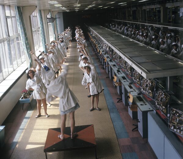 Сотрудницы Львовского производственно-технического объединения Электрон во время производственной гимнастики, Украина 1973 год - Sputnik Южная Осетия