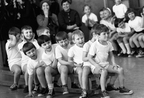 Ученики московской городской школы №402 на уроке физкультуры, 1974 год - Sputnik Южная Осетия