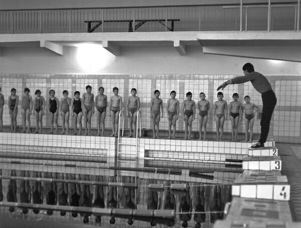 Урок физкультуры в одной из школ города Новополоцка, 1974 год - Sputnik Южная Осетия