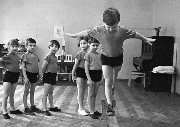 Дети на занятиях физкультурой в одном из детских садов трикотажно-чулочной фабрики Красное знамя, 1979 год - Sputnik Южная Осетия
