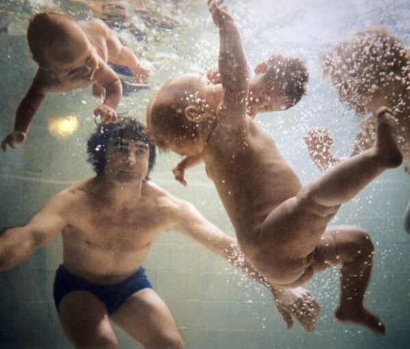 Научный сотрудник Всесоюзного научно-исследовательского института физкультуры Игорь Чарковский обучает плаванию новорожденных детей, 1981 год - Sputnik Южная Осетия