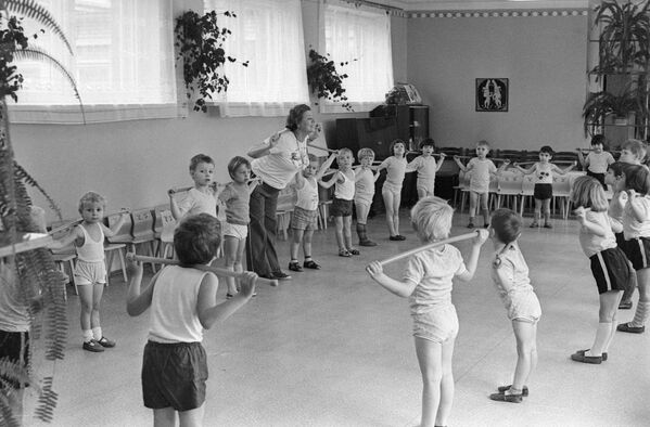 Врач лечебной физкультуры проводит занятия с воспитанниками детского сада города Новополоцка, 1983 год - Sputnik Южная Осетия
