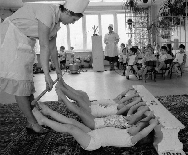 Воспитательница проводит с детьми в яслях физкультурное занятие, Москва, 1982 год - Sputnik Южная Осетия