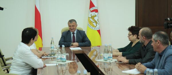 Встреча президента РЮО с членами Наблюдательного совета спецсчета Встреча президента РЮО с членами Наблюдательного совета спецсчета - Sputnik Южная Осетия
