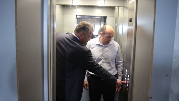 Анатолий Бибилов проверил лифты в одной из цхинвальских многоэтажек - Sputnik Южная Осетия