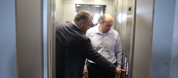 Анатолий Бибилов проверил лифты в одной из цхинвальских многоэтажек Анатолий Бибилов проверил лифты в одной из цхинвальских многоэтажек - Sputnik Южная Осетия