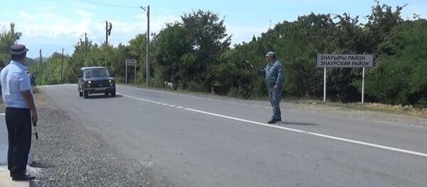 Сотрудники ОГАИ управления внутренних дел Знаурского района тщательно проверяют автотранспорт Сотрудники ОГАИ управления внутренних дел Знаурского района тщательно проверяют автотранспорт - Sputnik Южная Осетия