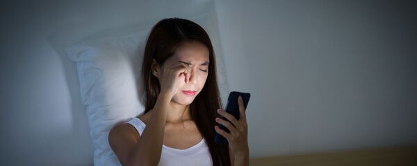 Девушка с мобильным телефоном в руках в постели Девушка с мобильным телефоном в руках в постели - Sputnik Южная Осетия