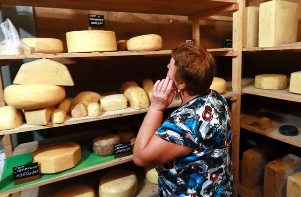 Покупательница выбирает сырную продукцию фермера Джея Роберта Клоуза в магазине при ферме в Московской области, деревни Мошницы - Sputnik Южная Осетия