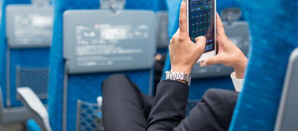 Бизнесмен с телефоном в руках в салоне самолета Бизнесмен с телефоном в руках в салоне самолета - Sputnik Южная Осетия