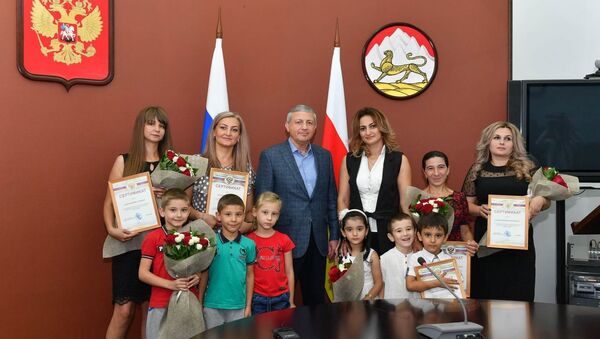Вячеслав Битаров вручил сертификаты семьям, в которых родились тройни - Sputnik Южная Осетия