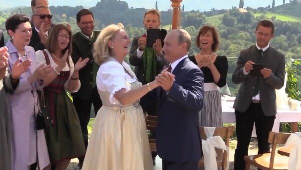 Путин на свадьбе главы МИД Австрии Кнайсль - Sputnik Южная Осетия