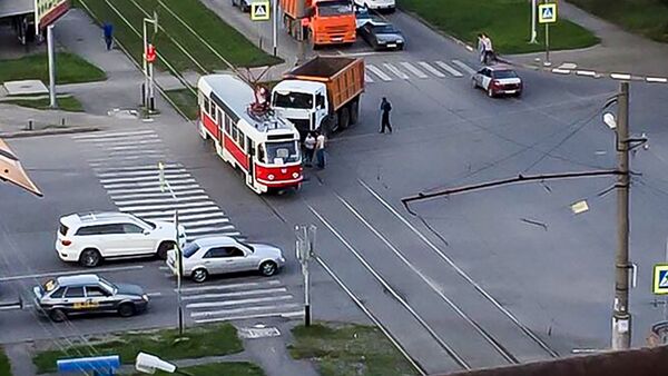 Грузовой автомобиль врезался в обновлённый трамвай. - Sputnik Южная Осетия