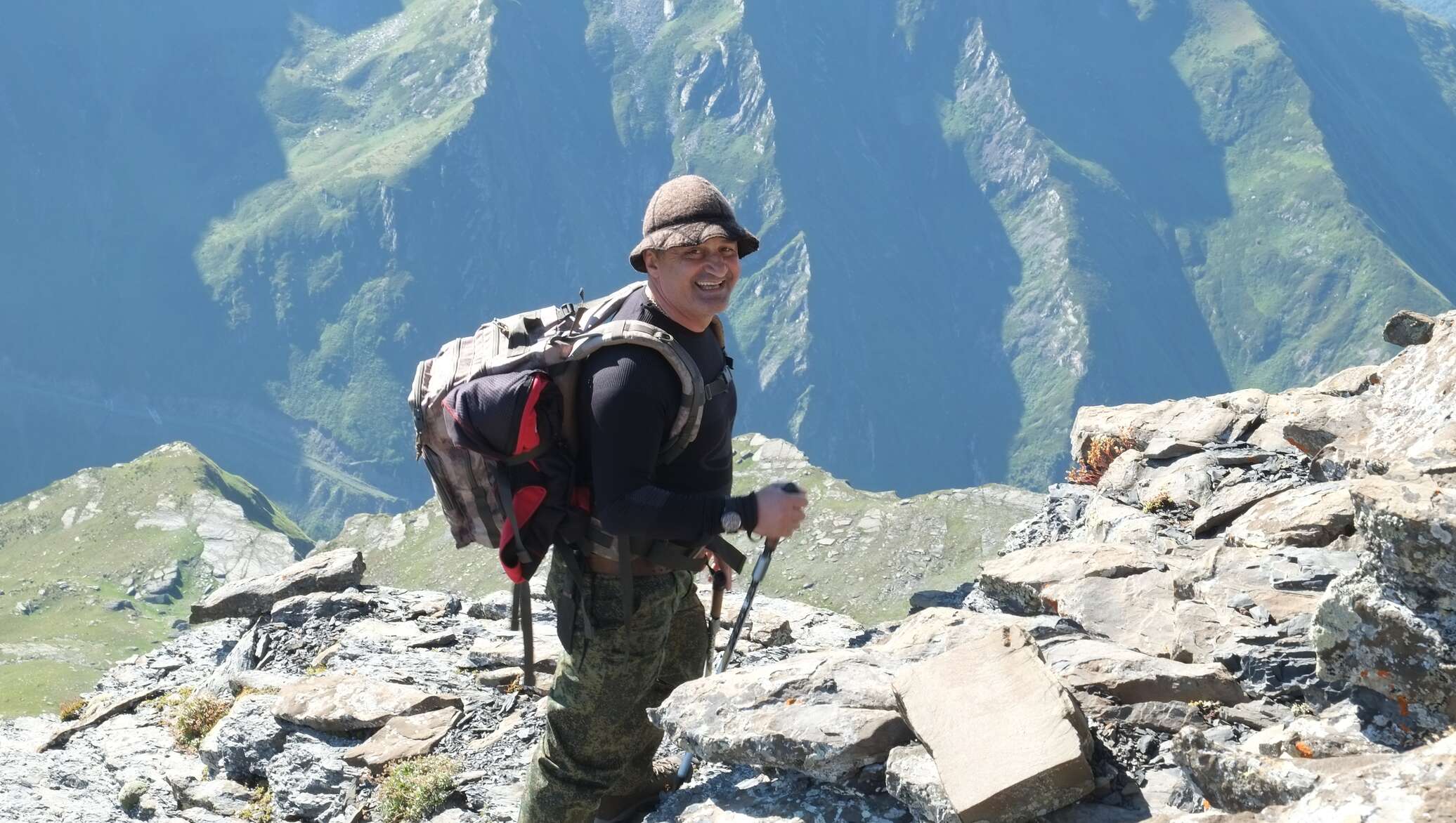 походы приэльбрусья. эльбрус восхождение вершина. тебулосмта гора чечня. группа совершило восхождение. группа альпинистов на эльбрусе.