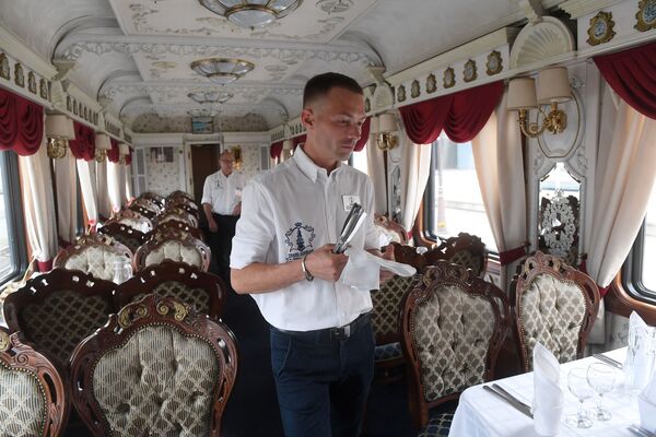 Официант в вагоне-ресторане туристического поезда класса люкс «Императорская Россия», который отправляется в путешествие по Транссибирской магистрали - Sputnik Южная Осетия