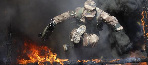 Солдат Народно-освободительной армии Китая во время военных учений Солдат Народно-освободительной армии Китая во время военных учений - Sputnik Южная Осетия