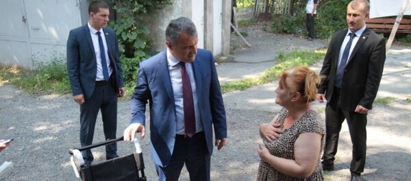 Анатолий Бибилов подарил инвалидные коляски нескольким жителям Южной Осетии - Sputnik Южная Осетия