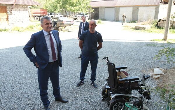 Анатолий Бибилов подарил инвалидные коляски нескольким жителям Южной Осетии - Sputnik Южная Осетия