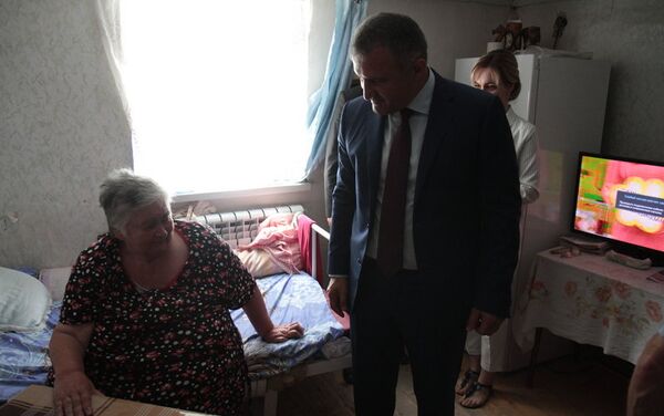 Анатолий Бибилов подарил инвалидные коляски нескольким жителям Южной Осетии - Sputnik Южная Осетия