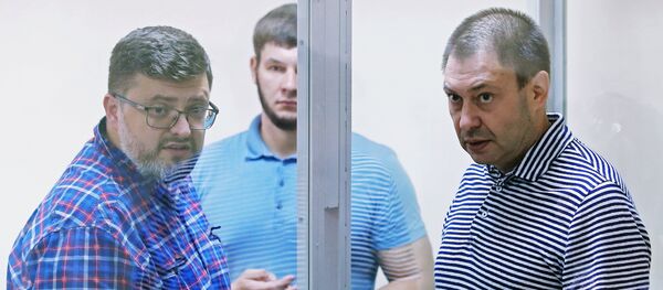 Руководитель портала РИА Новости Украина Кирилл Вышинский (справа) и его адвокат Андрей Доманский (слева) в зале апелляционного суда - Sputnik Южная Осетия